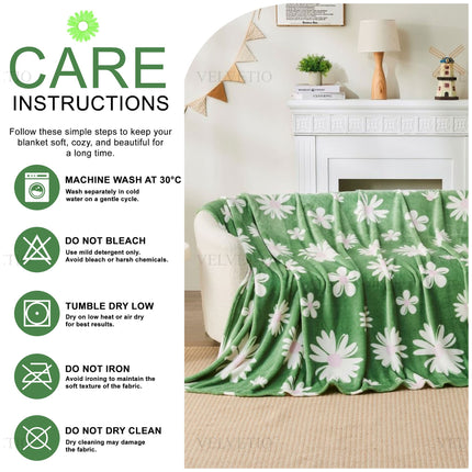 Warm Daisy Floral Flannel Blanket – Soft and comfortable throw with a charming flower design, ideal for adding extra warmth to your bed or sofa while bringing a fresh and stylish finishing touch to your home décor.