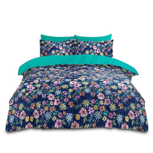 The dynamic interplay of colors and floral patterns in this bedding set invites a sense of warmth and rejuvenation. Each blossom is delicately detailed, lending the fabric an almost hand-painted quality that enhances its artisanal appeal. The bold blue background anchors the vibrant blooms, creating depth and richness, while the coordinating turquoise borders echo coastal freshness. Whether placed in a modern bedroom or a vintage-inspired setting,