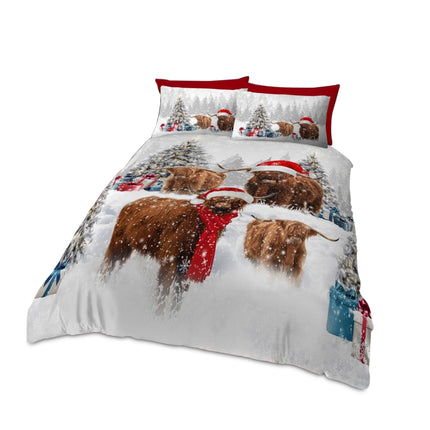 Celebrate the festive season with a touch of countryside charm using the Herble the Highland Cow Christmas Duvet Cover Set. Made from ultra-soft 100% polyester microfibre, this cosy bedding set brings warmth and comfort to your winter nights.