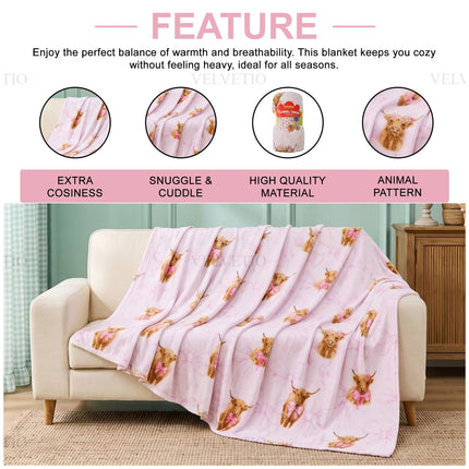 Highland Cow Bow Pattern Cosy Blanket – Stylish soft throw featuring a charming long-haired cow illustration and decorative bow, perfect for creating a cosy atmosphere in bedrooms, living rooms and country-inspired spaces.