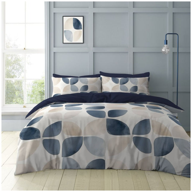 Microfiber Rae bedding set featuring a stylish geometric pattern.
Adds a sleek and modern touch to any bedroom décor.