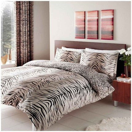 The duvet cover is fully reversible, allowing you to switch up your style with ease choose between the eye-catching tiger print or a subtle complementary design on the reverse side. The matching pillowcases complete the set, creating a coordinated and polished look for your bed. This bedding set is also hypoallergenic, making it ideal for sensitive skin and ensuring a clean and healthy sleeping environment.