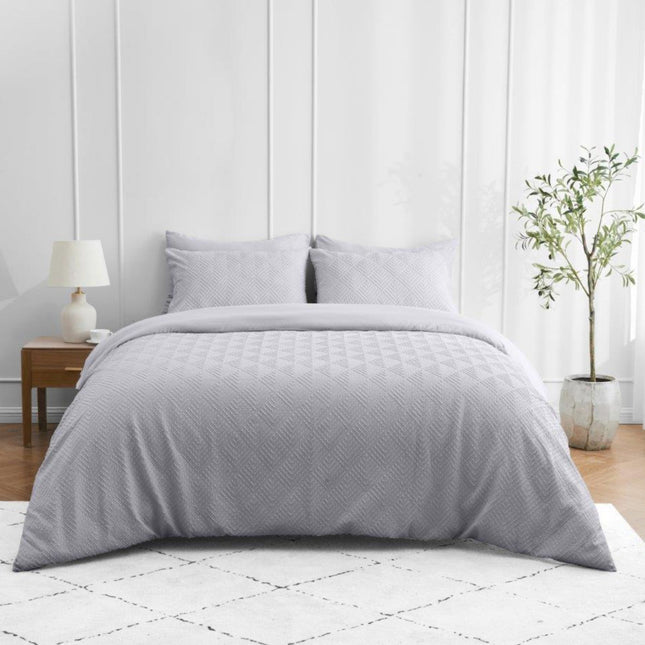 Upgrade your bedroom with the TRURO TRIANGLE duvet set. Made with a soft touch Signature fabric and a Plain reverse, experience ultimate comfort and durability. Add a touch of luxury with the grey color, perfect for elevating your bedroom decor.